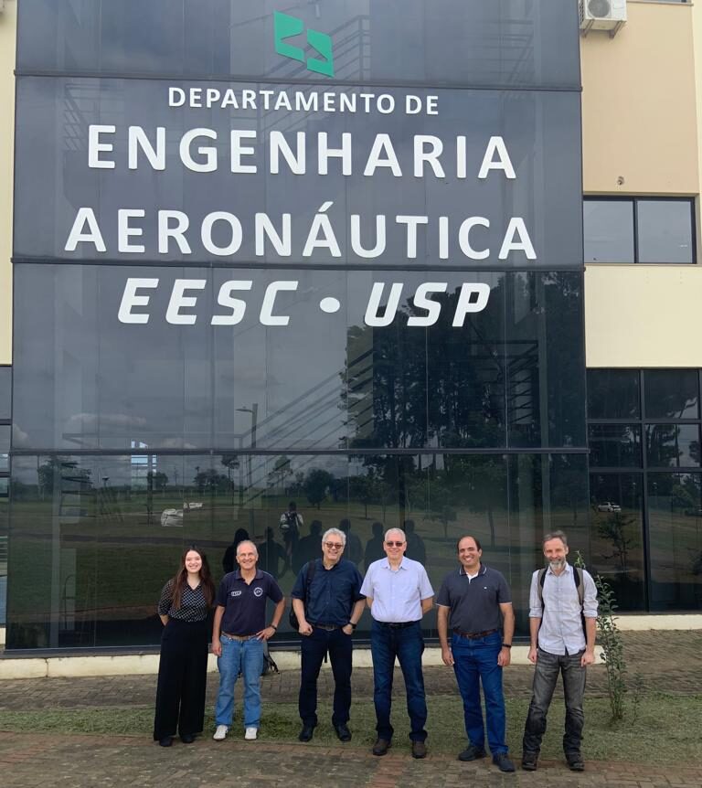 Visita de comitiva da Embraer EESC Departamento de Engenharia